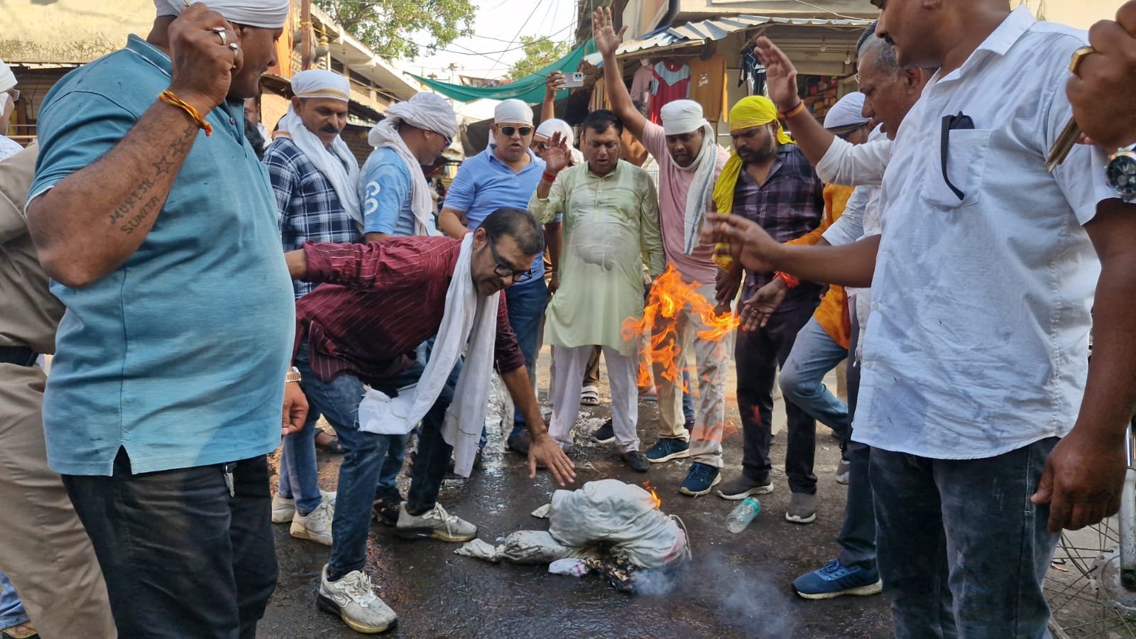 MP's effigy burnt, protest opened over mismanagement in wheat procurement
