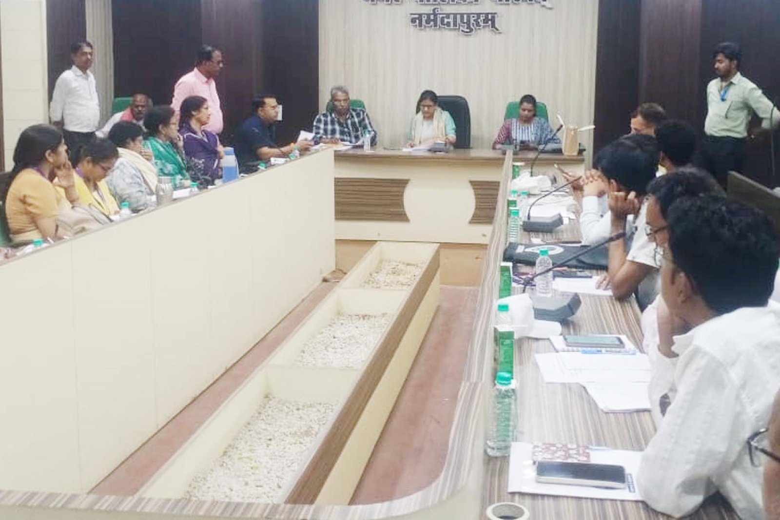 CMO held a meeting of supervisors and observers in the Amrit Sabha room of the Municipal Corporation.
