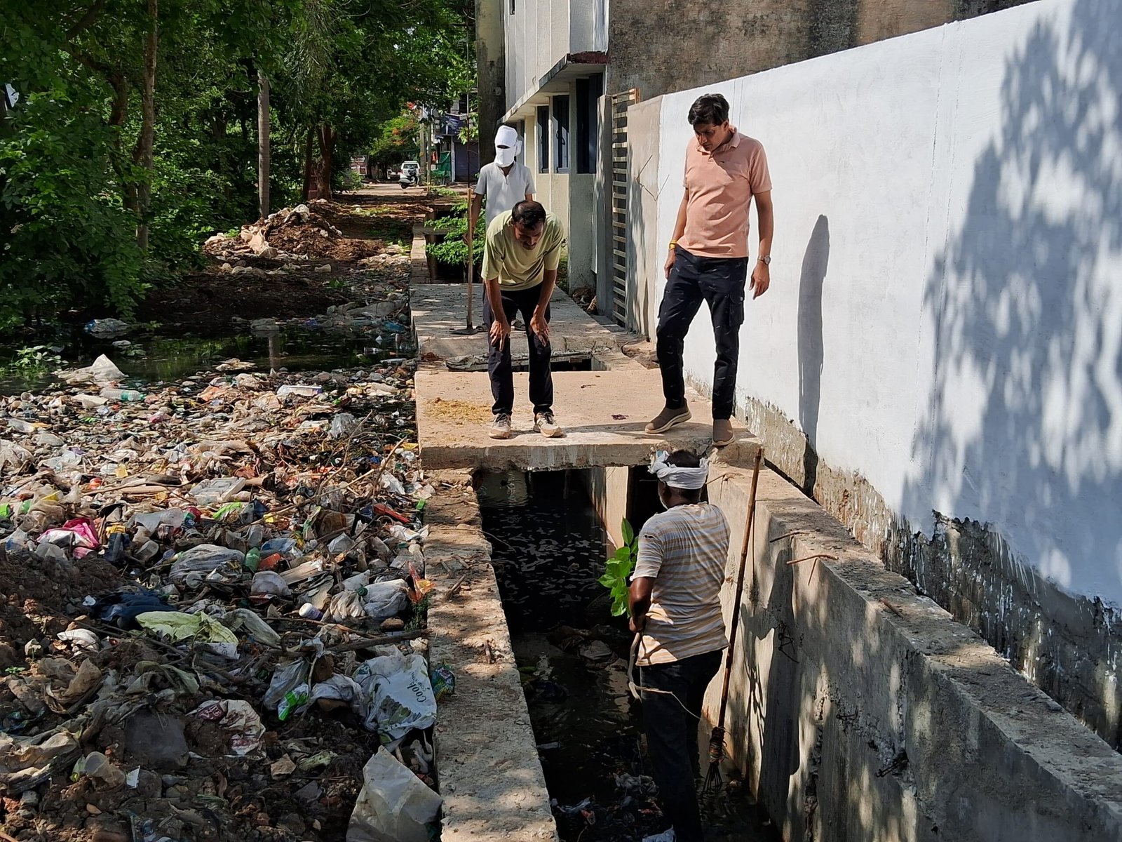 The Municipal President took charge, reached Sampwell, and got the cleaning done by staying in front of the Trust Colony.