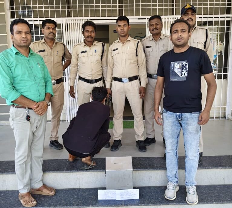 ठाकुर जी मंदिर में चोरी करने वाले शातिर चोर गिरफ्तार, अष्टधातु की मूर्ति गलाकर कबाड़े में बेची 1 A cunning thief who stole from Thakurji temple was arrested; he melted the Ashtadhatu idol and sold it as scrap.