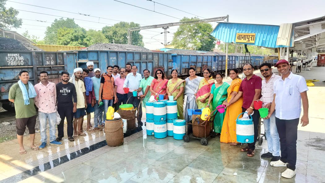A balm of 'coolness' on the scorching tracks: Maheshwari community sets an example of humanity at Banapur station