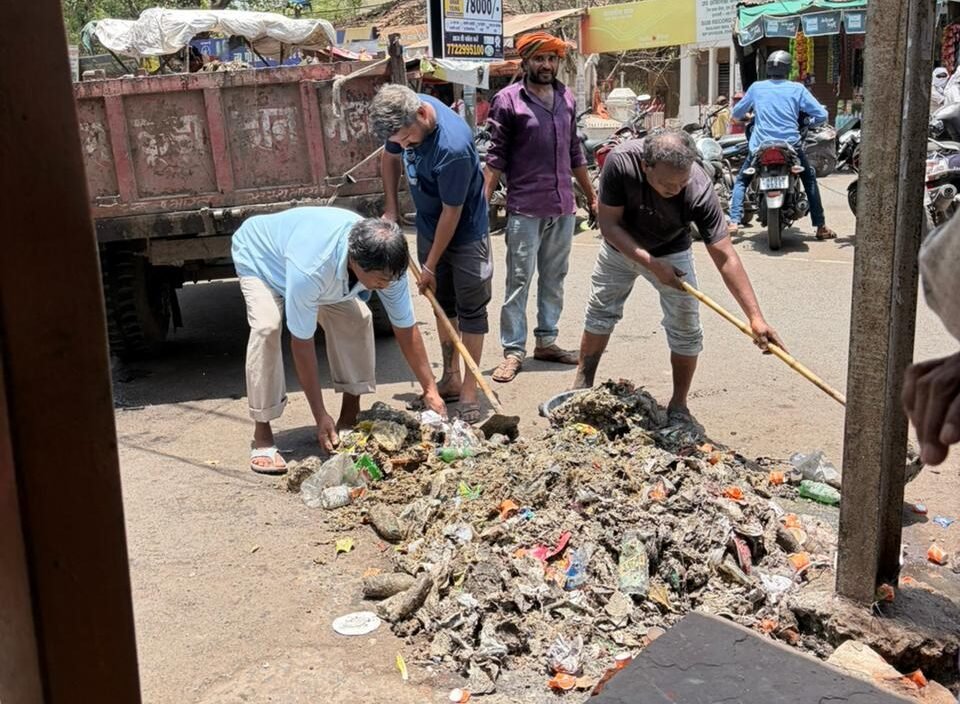 Following the action of Chairman Rakesh Jadhav, JCBs were deployed to remove encroachments from drains.