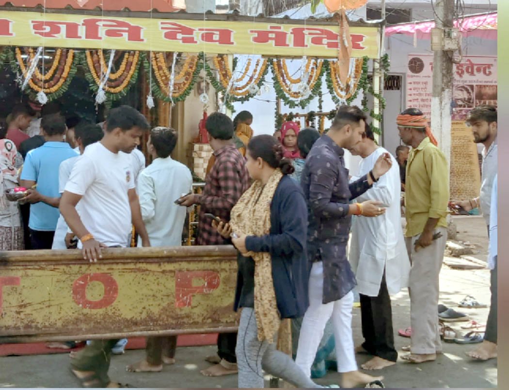 Shani Jayanti is being celebrated with great pomp, married women are worshipping Vat Savitri.