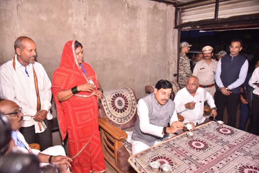 सीएम का दो दिनी बैतूल दौरा: कुकरू हिल स्टेशन पर चखा प्रसिद्ध मावा, पर्यटन विकास और महिला सशक्तिकरण पर दिया जोर 2 1002894390
