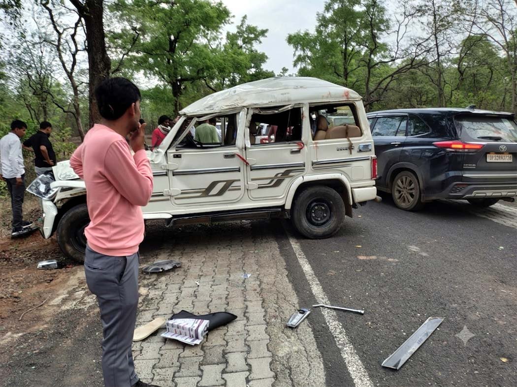 Horrific accident on Pachmarhi State Highway; 5 dead, 2 critically injured.