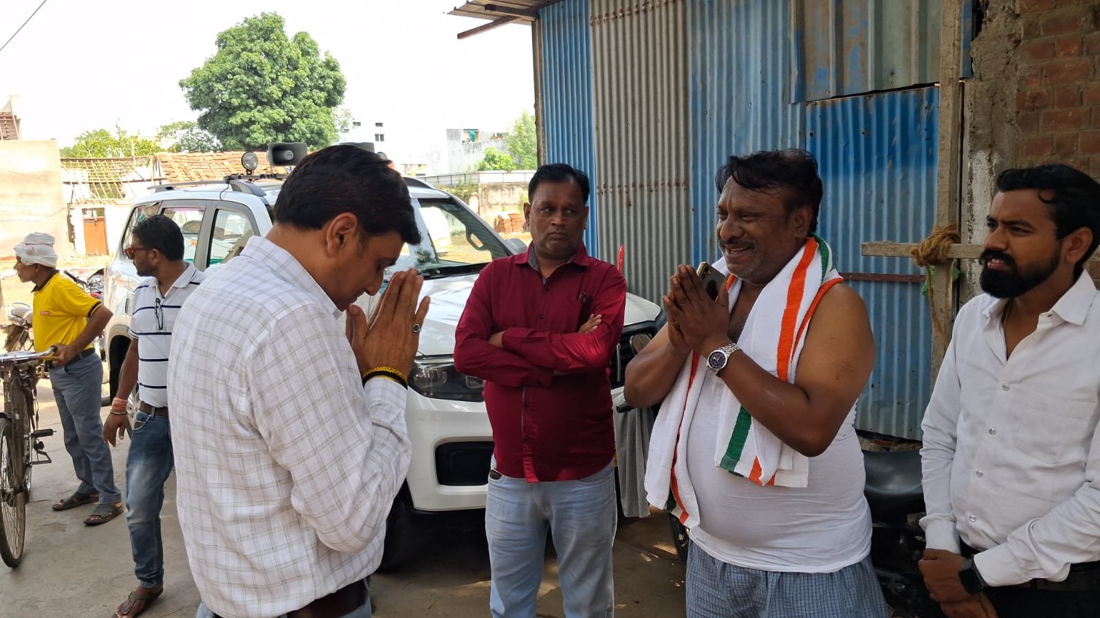 Politics heats up over the water crisis amidst scorching heat; councilors stage a unique protest at the Municipal Council President's bungalow by 'bathing without water'.