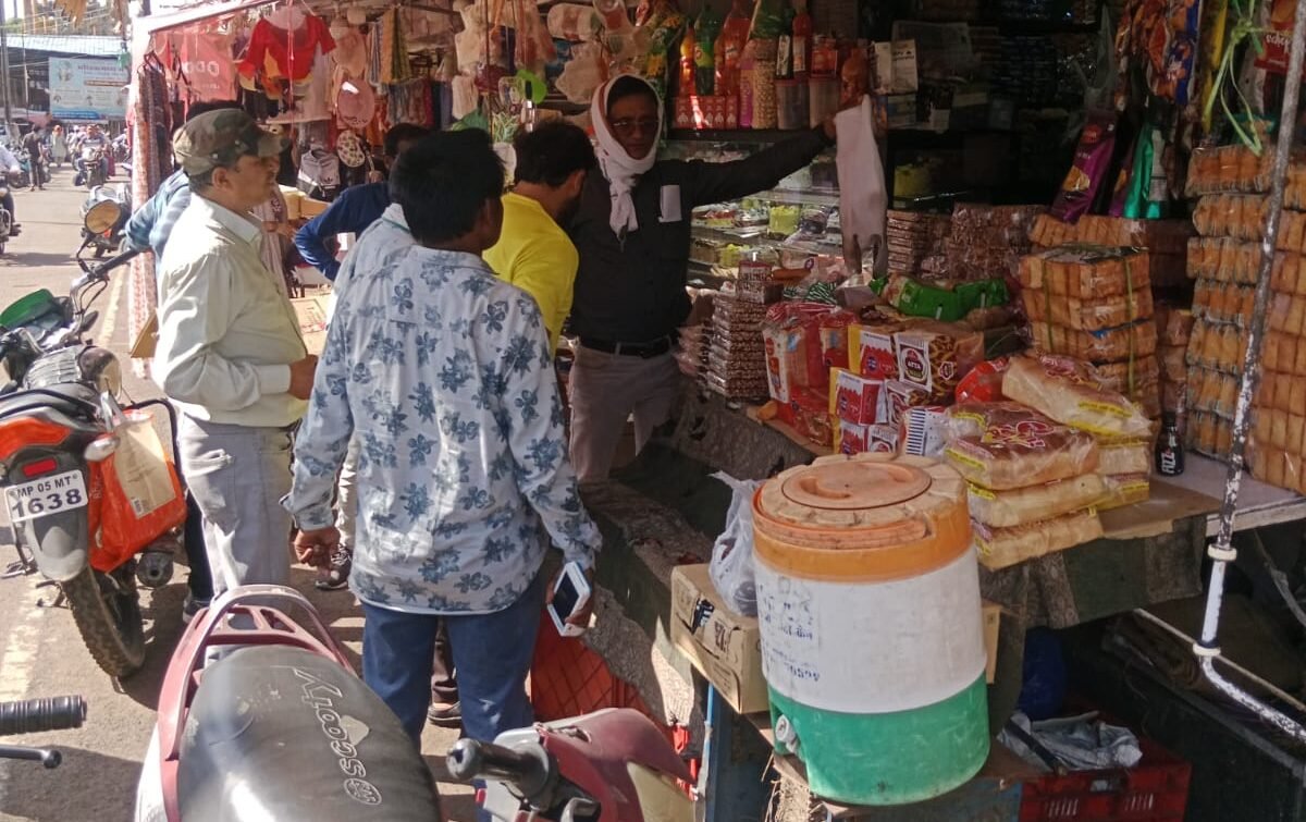 Action taken against encroachment and banned polythene, Napa issued 12 challans, confiscated substandard polythene