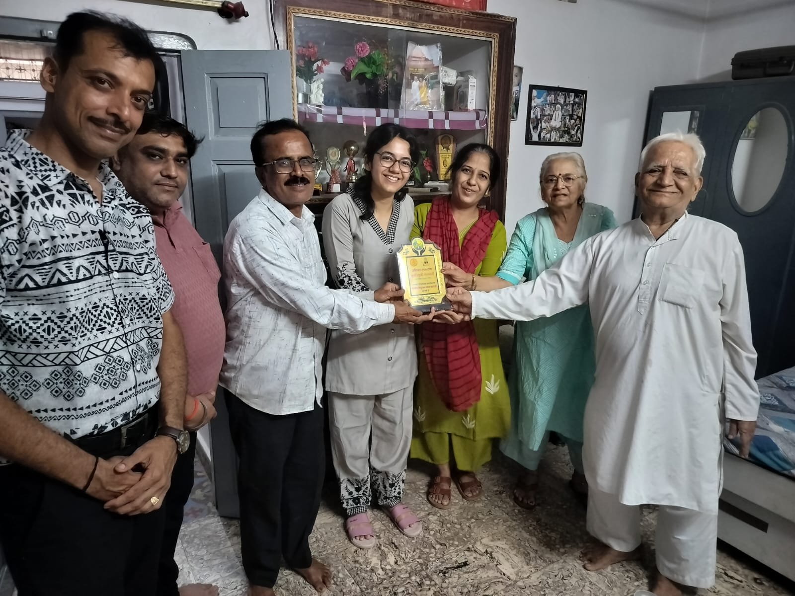 A Proud Achievement: Khushi Lalwani Becomes a CA; Bharatiya Sindhu Sabha Honors Her at Her Home