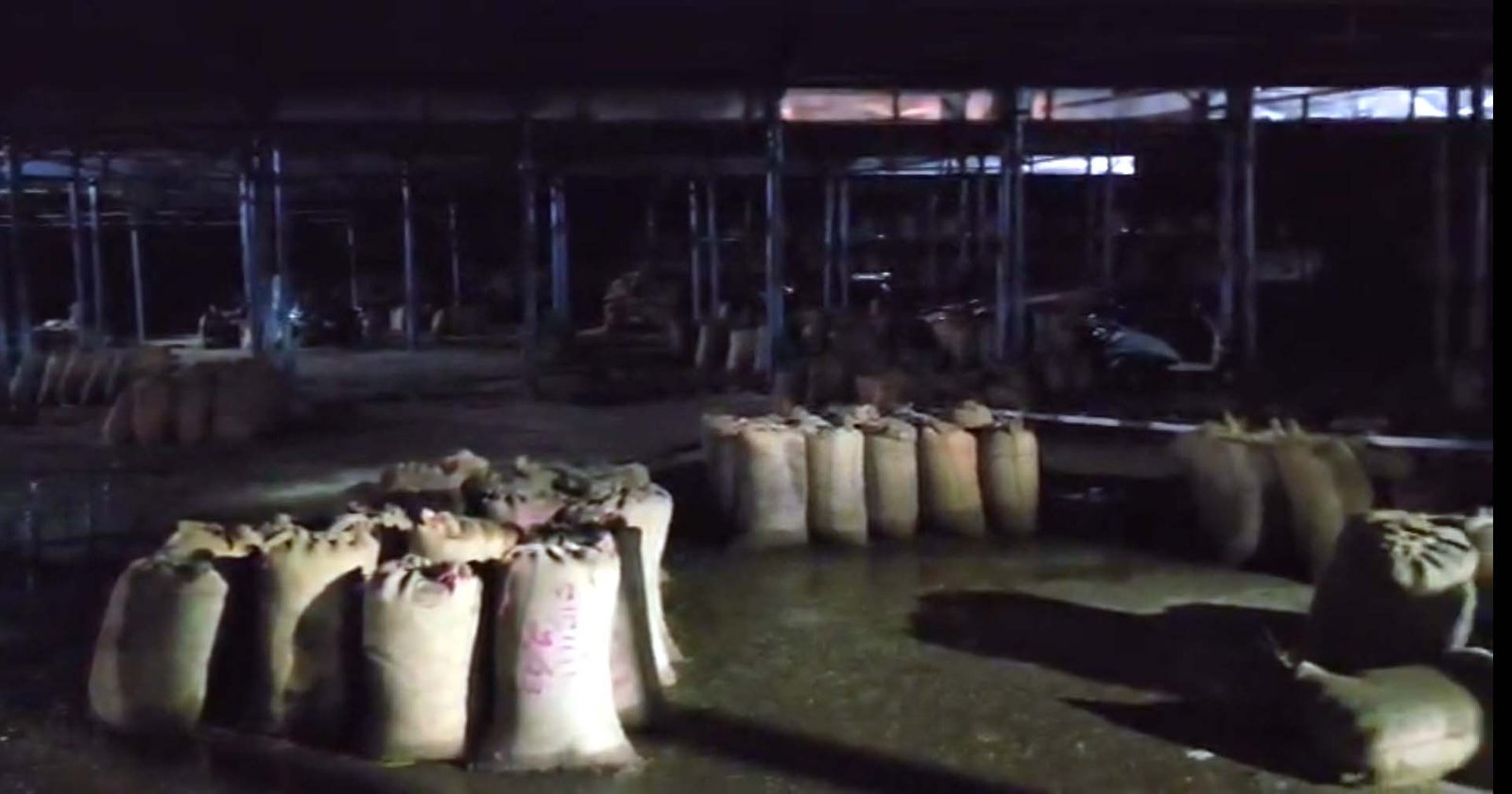 Major negligence at the mandi: Traders, upset over the poor conditions, halted the auction; grain worth lakhs got soaked in the rain.