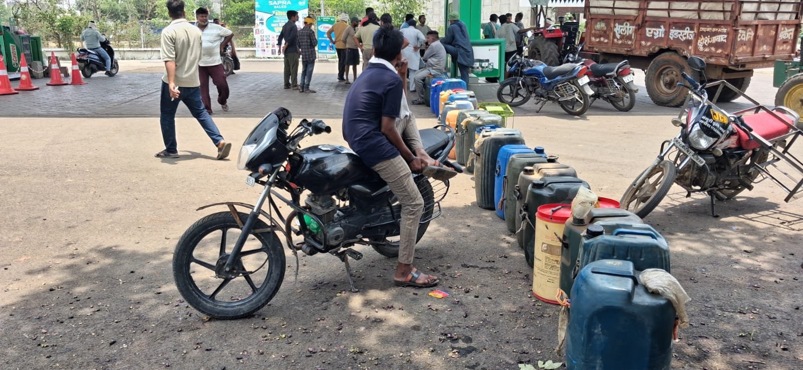 Farmers' anger erupts: 'Dictatorial' stance on diesel in Narmadapuram; moong crop left half-harvested; farmers take to the streets.