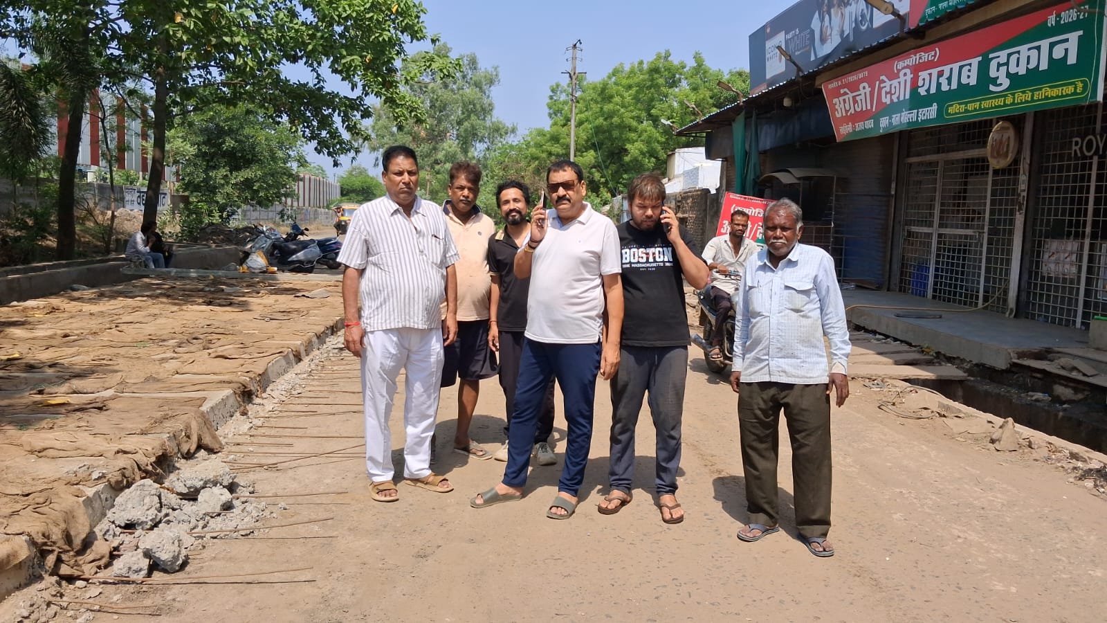BREAKING: Itarsi Railway exposed! Budget for a 700-meter road 'vanished' after just 300 meters were built; 4-day ultimatum issued following a reprimand from the MP.
