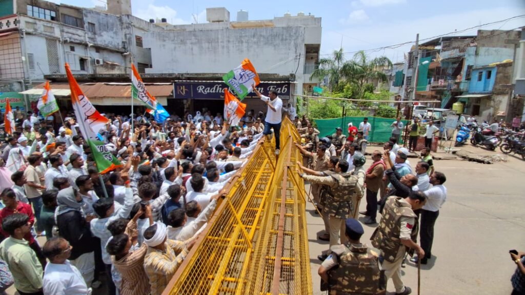 इटारसी में कांग्रेस का महाप्रदर्शन : सड़क पर उतरे सैकड़ों कार्यकर्ता, एसबीआई चौराहा रोका, तालाबंदी नहीं कर सके 2 congress 1