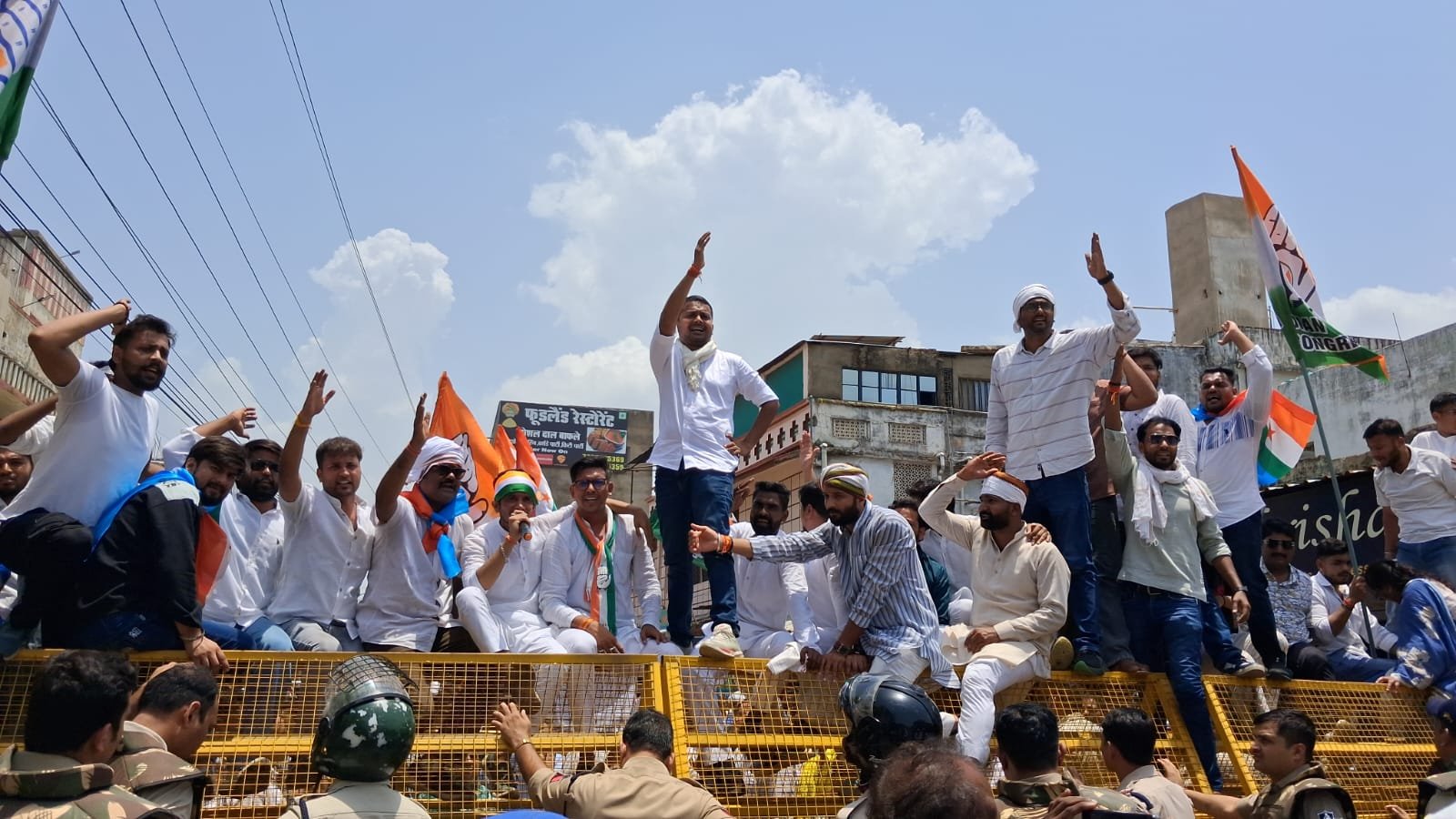Congress's massive protest in Itarsi: Hundreds of workers took to the streets and blocked the SBI intersection, though they were unable to enforce a shutdown.