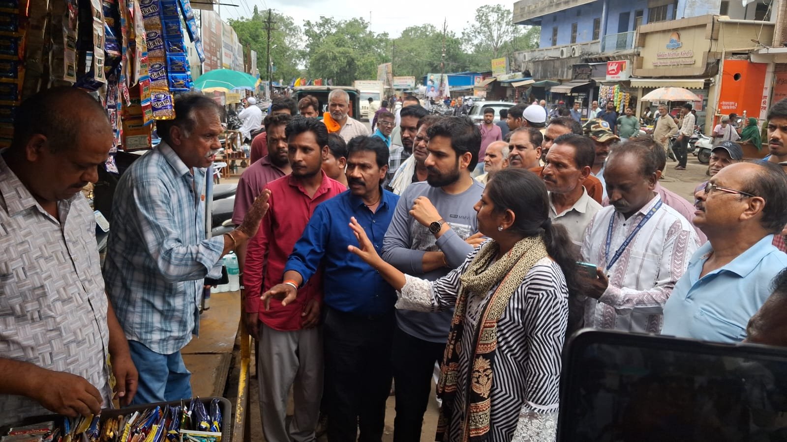CMO takes stern action; issues strict warning to remove encroachments from drains on Station Road; fines to be imposed on the spot.