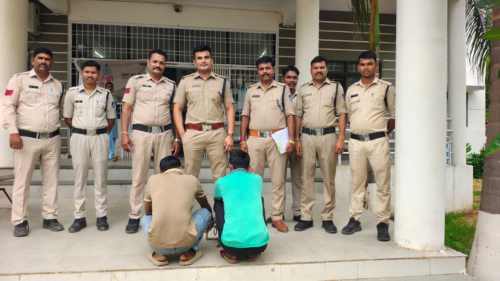 Two accused arrested from Kerala and Mumbai for a cyber fraud of ₹99,000 involving the booking of clothes.