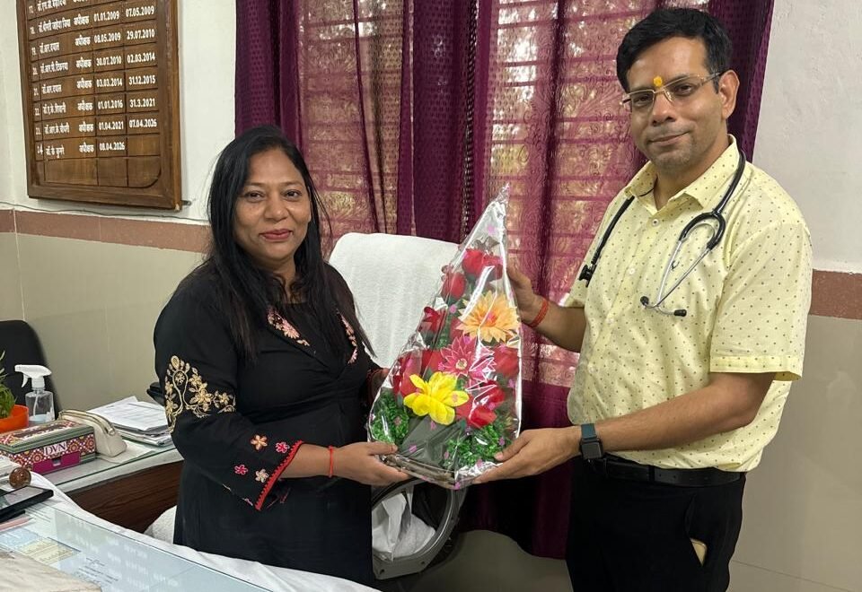 Amidst a shortage of doctors, Dr. Ravindra Gupta has set an example of humanity; he will voluntarily manage the pediatric OPD for one hour every day.