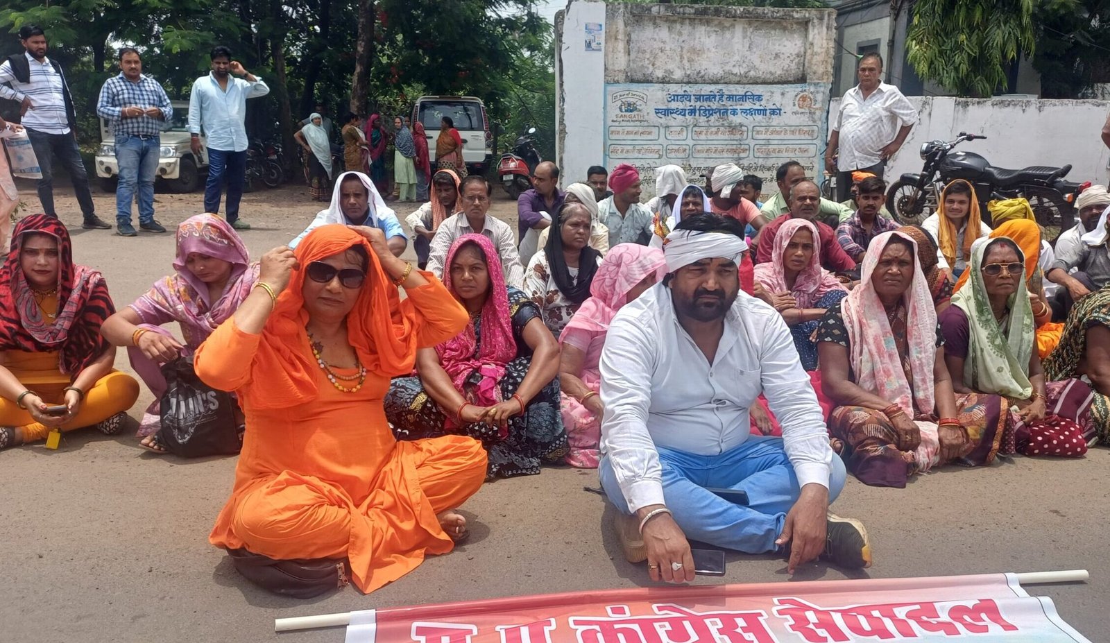Road blockade in Jawahar Nagar over basic civic issues; road cleared following assurance of resolution within 15 days.