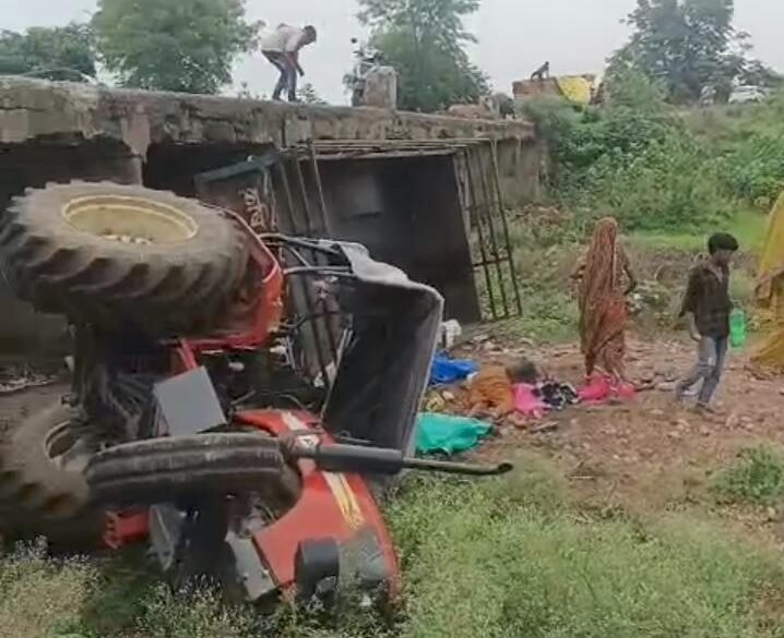 A tractor-trolley packed with laborers overturned from the railing-less bridge over the Kharra River; half a dozen people sustained serious injuries and were referred to the district hospital.