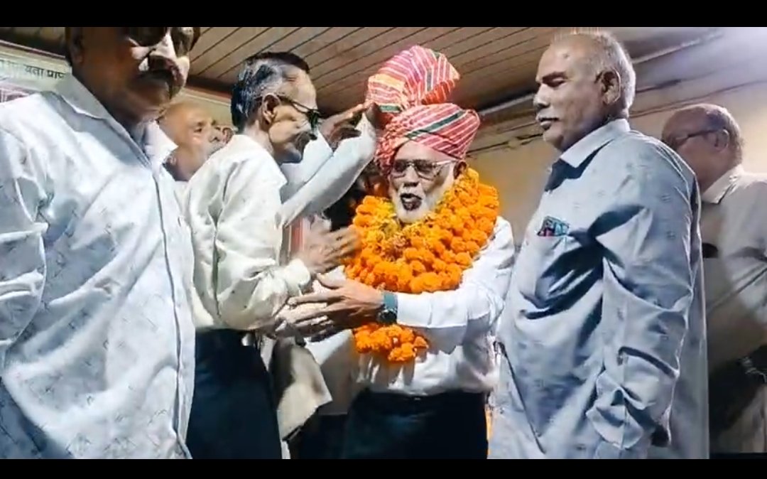 Grand welcome for labor leader Mueen Uddin Qureshi in Tawanagar.