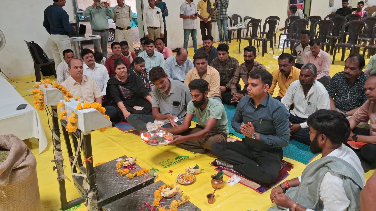 Moong procurement launched in the presence of Collector Somesh Mishra and SDM Nilesh Sharma; purchasing began at three centers on the first day.