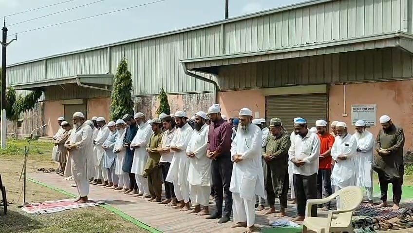 'Namaz-e-Istisqa' for good rainfall begins; Muslim community gathers at a ground by the canal on the first day.