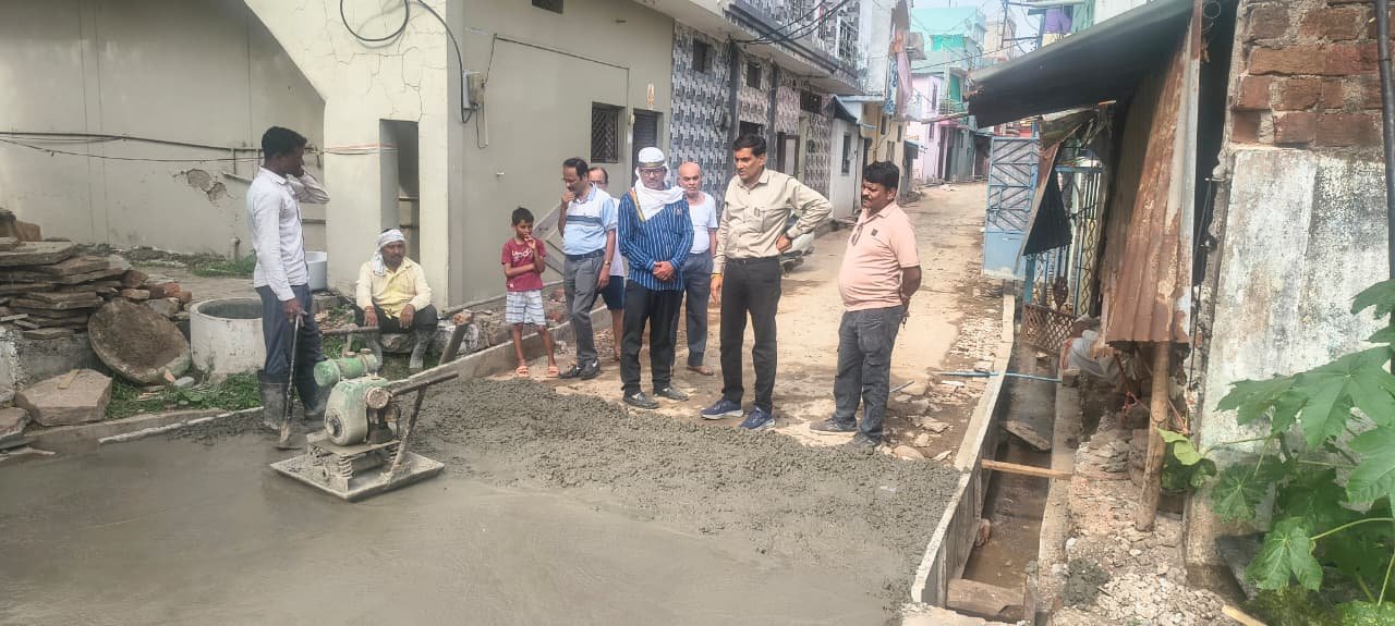 Municipal Council President inspects road and drain construction in Shakti Nagar; appeals to citizens to monitor the work.