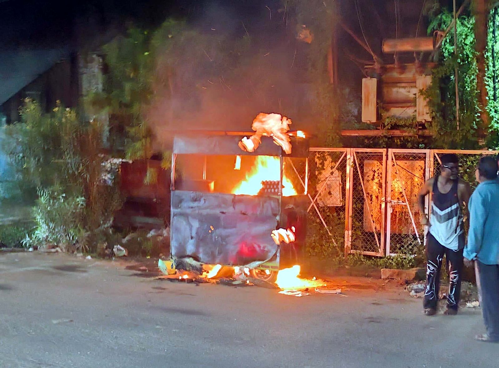 Sensation in the area: Cylinder explodes at an egg cart near Shriram Medical, causing a stampede near the DP; 2 injured.