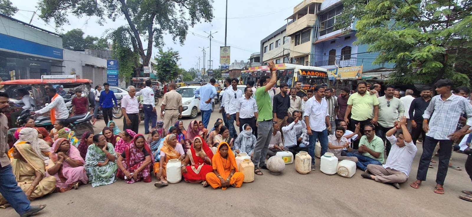 ITARSI FLASH: Women take to the streets over water crisis; 'Chakka Jam' (road blockade) at Sargam Tiraha! Ultimatum set for July 28.