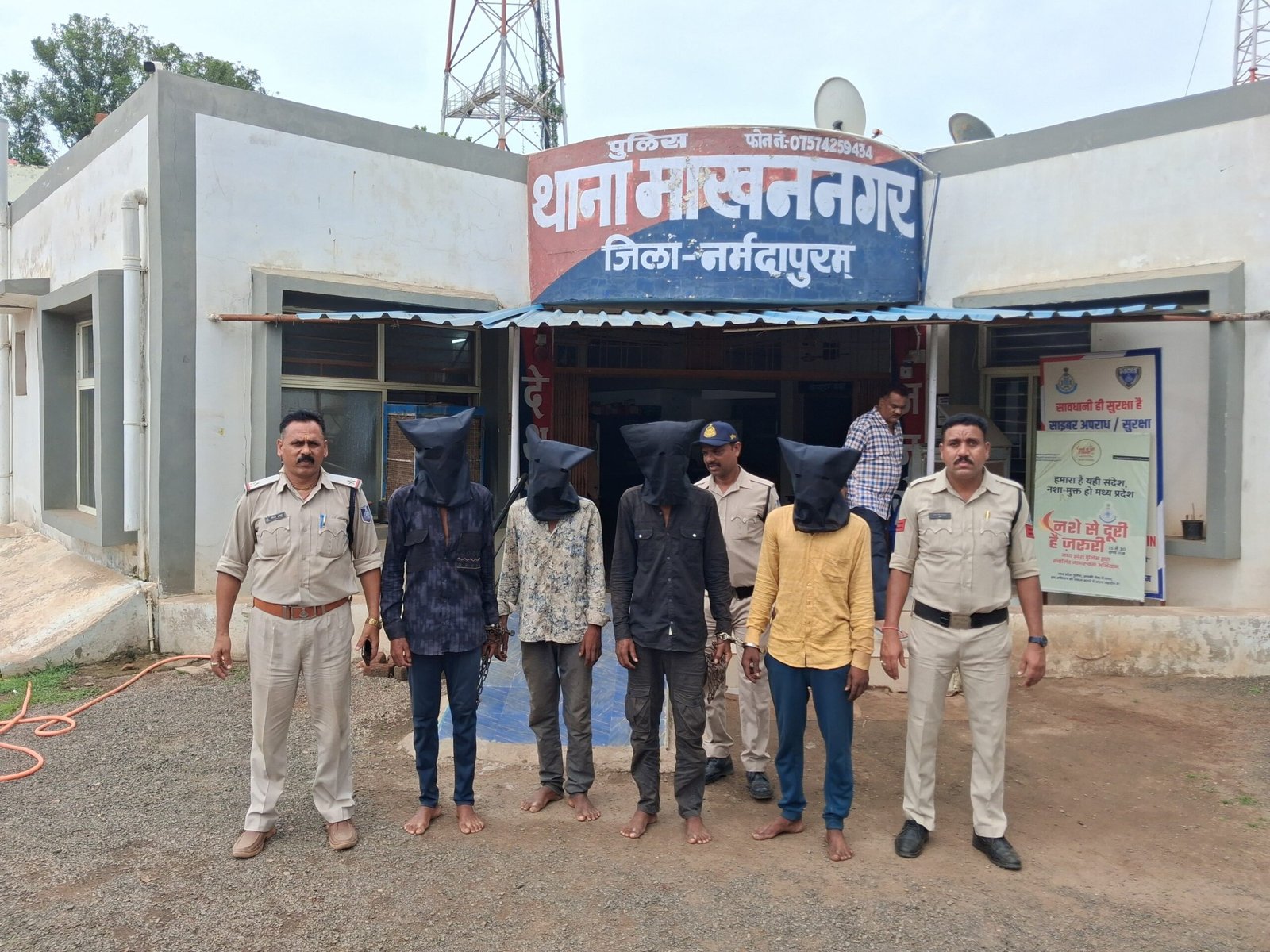 Makhannagar police arrested seven mobile phone thieves.