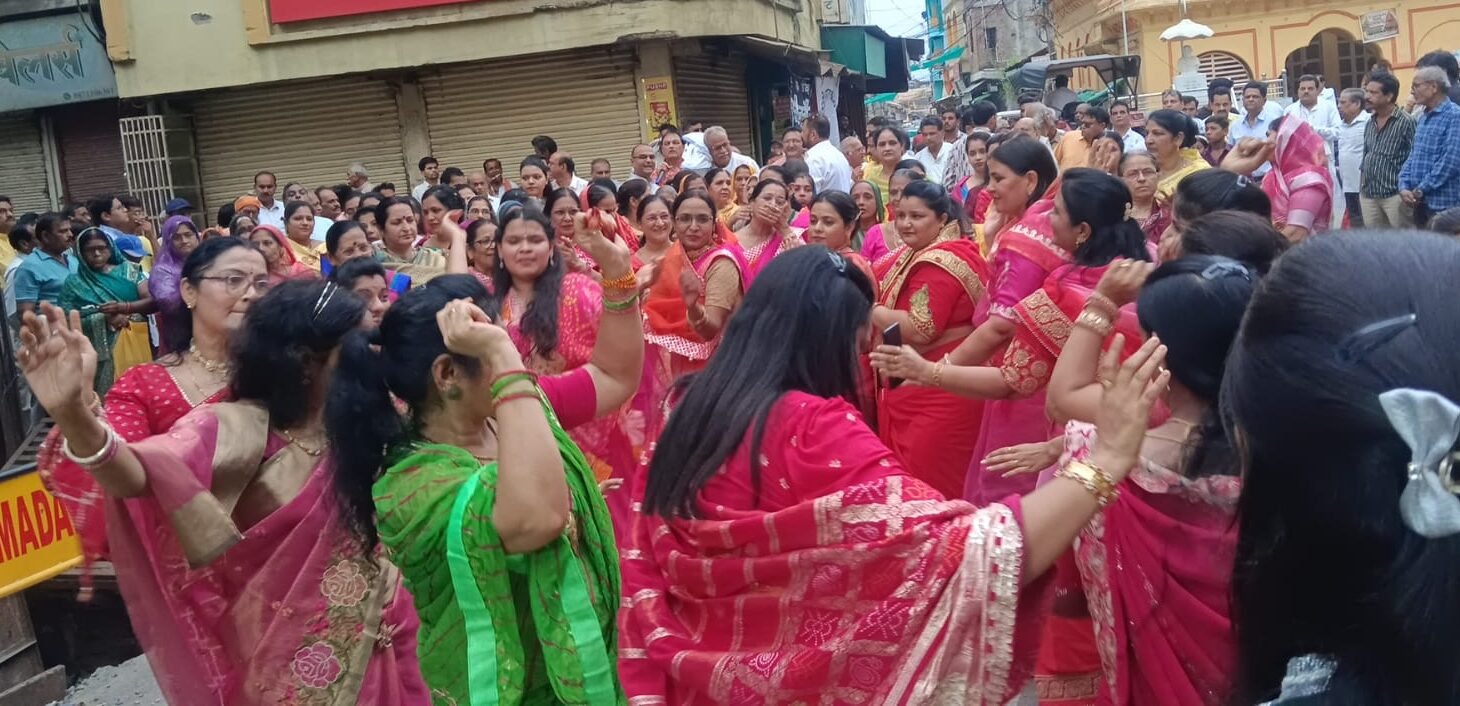 The city was filled with devotion as Lord Shri Ram, Lakshman, and Janaki set out on a chariot to inquire about the well-being of the devotees.