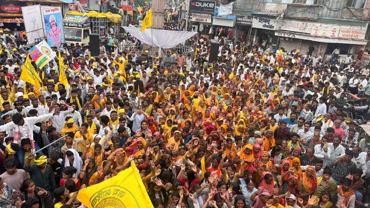 The city resounded with slogans of 'One Arrow, One Bow'; a magnificent glimpse of tribal culture was seen through peacock feathers and yellow attire.