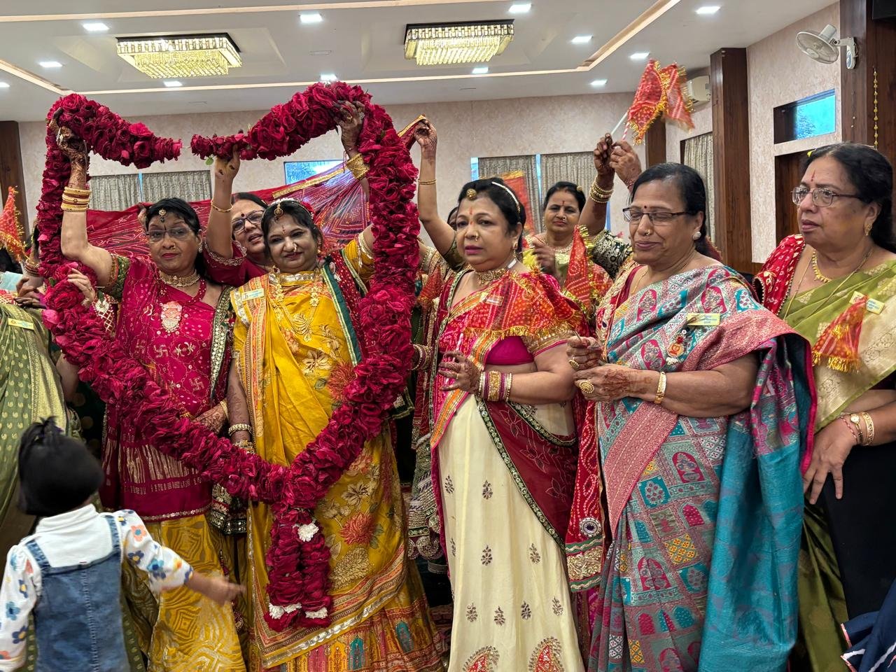 A grand musical recitation of Rani Sati Dadi was organised, captivating tableaux captivated the hearts.