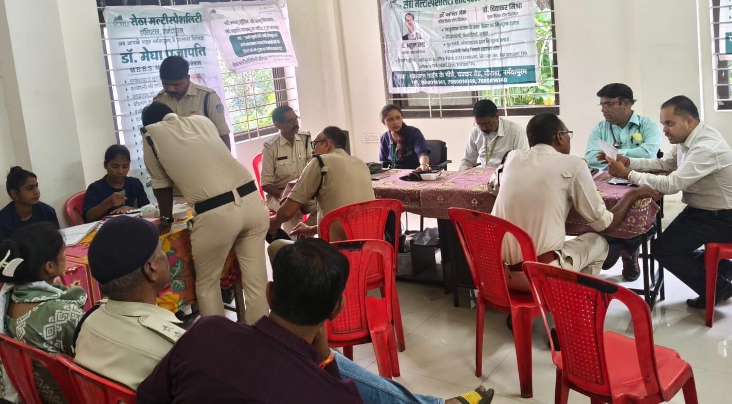 In an innovative initiative by the Narmadapuram Police, one hundred people were examined at a free health camp.