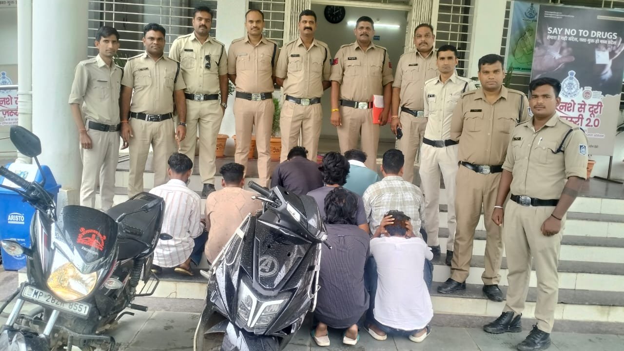 9 accused arrested from an illegal gambling den in Kalika Nagar; cash and goods worth over ₹4.62 lakh seized.