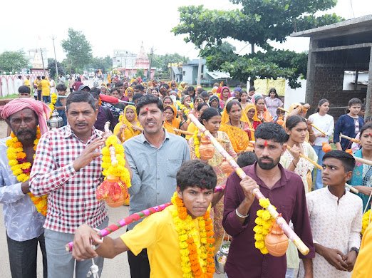A massive Kanwar Yatra was taken out from Narmadapuram to Tilaksindur.