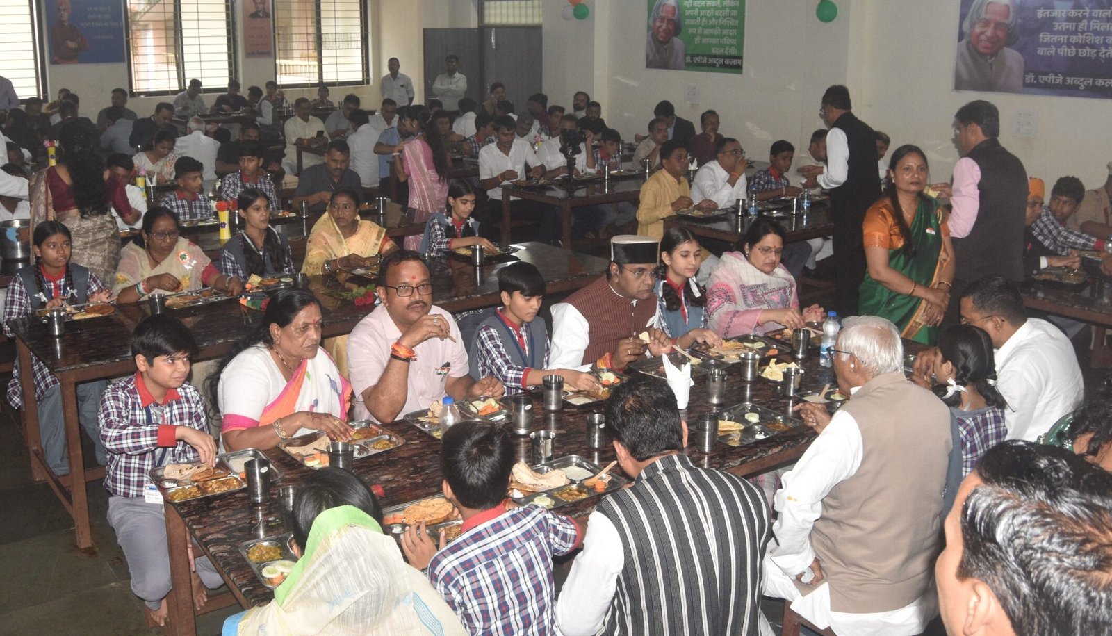Minister Vishvas Sarang hosted a special meal with school children on Independence Day.