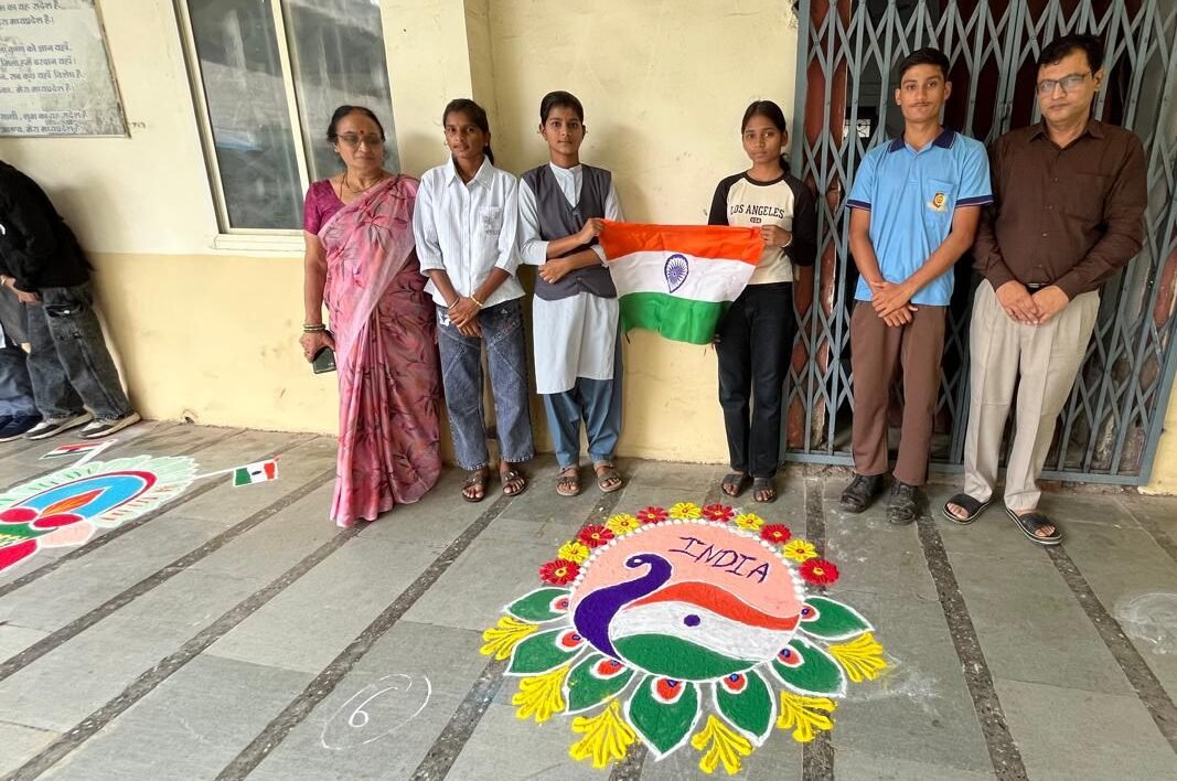 15 students showcased their artistic talent; Payal, Ansita, and Sneha secured the first position.