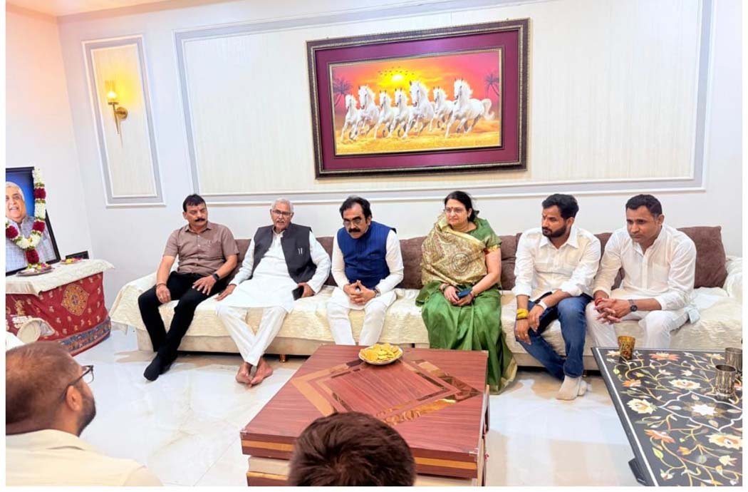 कैबिनेट मंत्री, विधायक और भाजपा जिलाध्यक्ष ने दिवंगत डॉ. अनिल सिंह को दी श्रद्धांजलि 1 Cabinet Minister, MLA, and BJP District President paid tribute to the late Dr. Anil Singh.