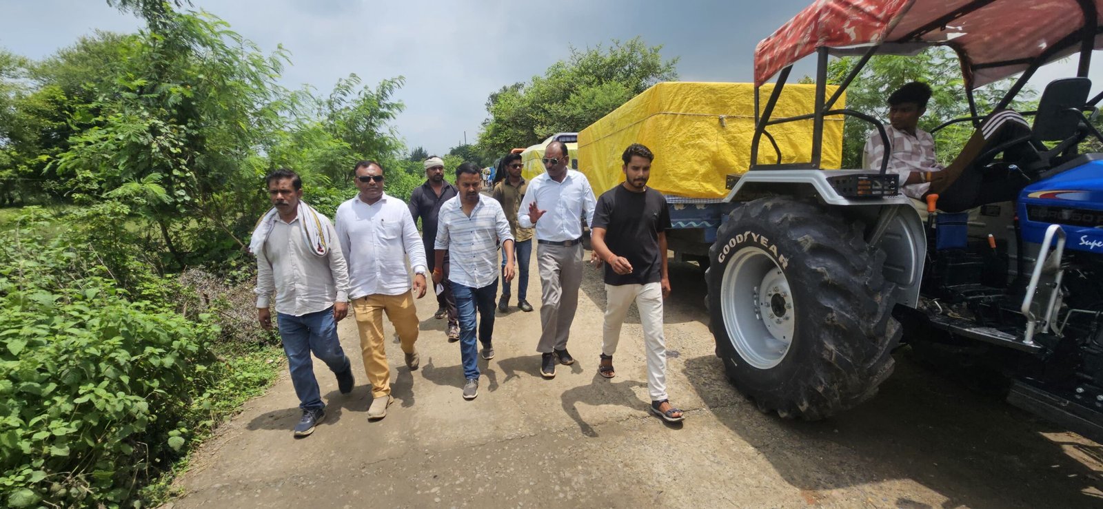 Congress leaders express concern over the slow pace of moong weighing at the mandi.