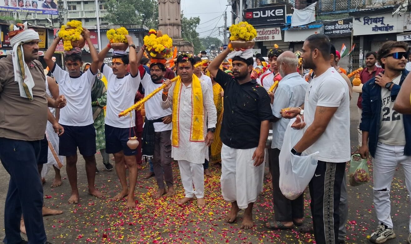 Auspicious coincidence of the third Monday of Sawan and Nag Panchami; Kanwar Yatra reaches Bajrangpura Shankar Temple.