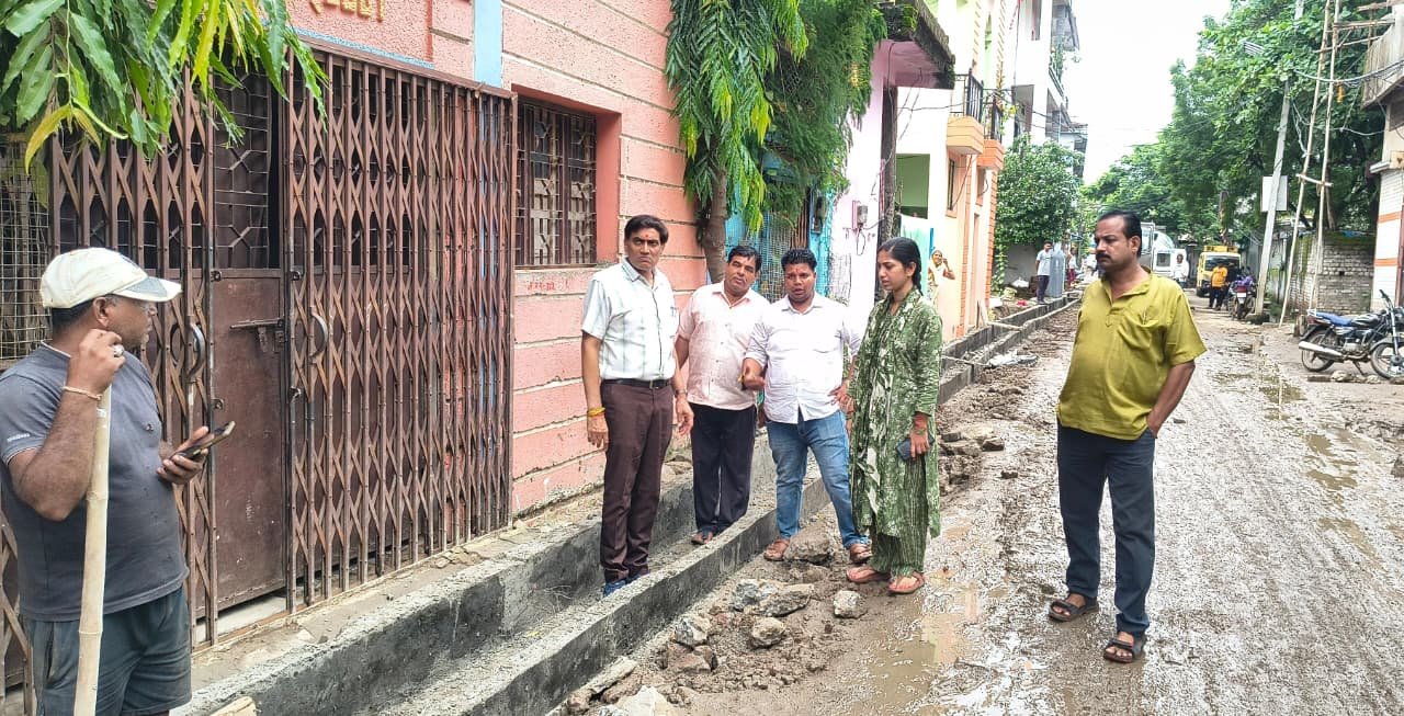 Permanent relief from waterlogging, drain taking shape in Jatav Mohalla at a cost of 8 lakhs, Municipal Chairman inspects quality