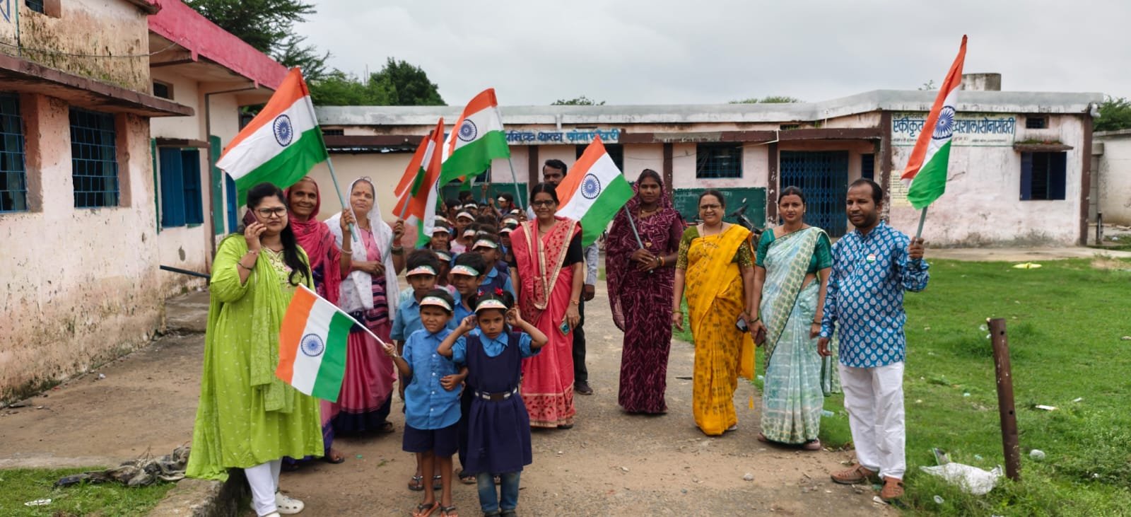 'Har Ghar Tiranga' rally taken out with enthusiasm in Sonasanvari; villagers and children immersed in the spirit of patriotism.