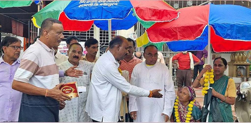 A unique example of service on Independence Day: Providing overhead shelter to protect street vendors and pushcart operators from the sun and rain.